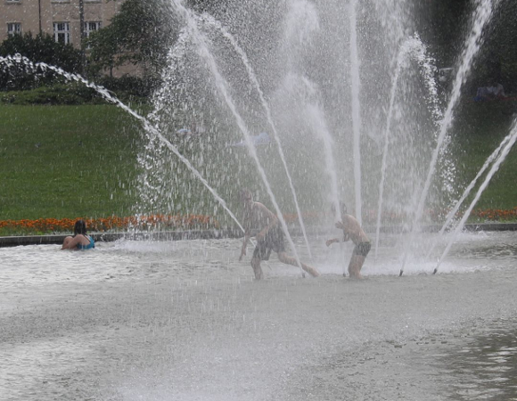 Przypominamy! Fontanny nie są przeznaczone do kąpieli. Woda w nich może zawierać bakterie, wirusy i grzyby, co stanowi poważne zagrożenie dla zdrowia