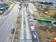 Rondo rataje - pierwsze płyty torowe na placu bodowy