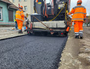Rozpoczęło się układanie nawierzchni jezdni na ul. Kolejowej