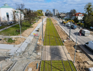 Sieć trakcyjna i zielone torowisko tramwaju na Naramowice