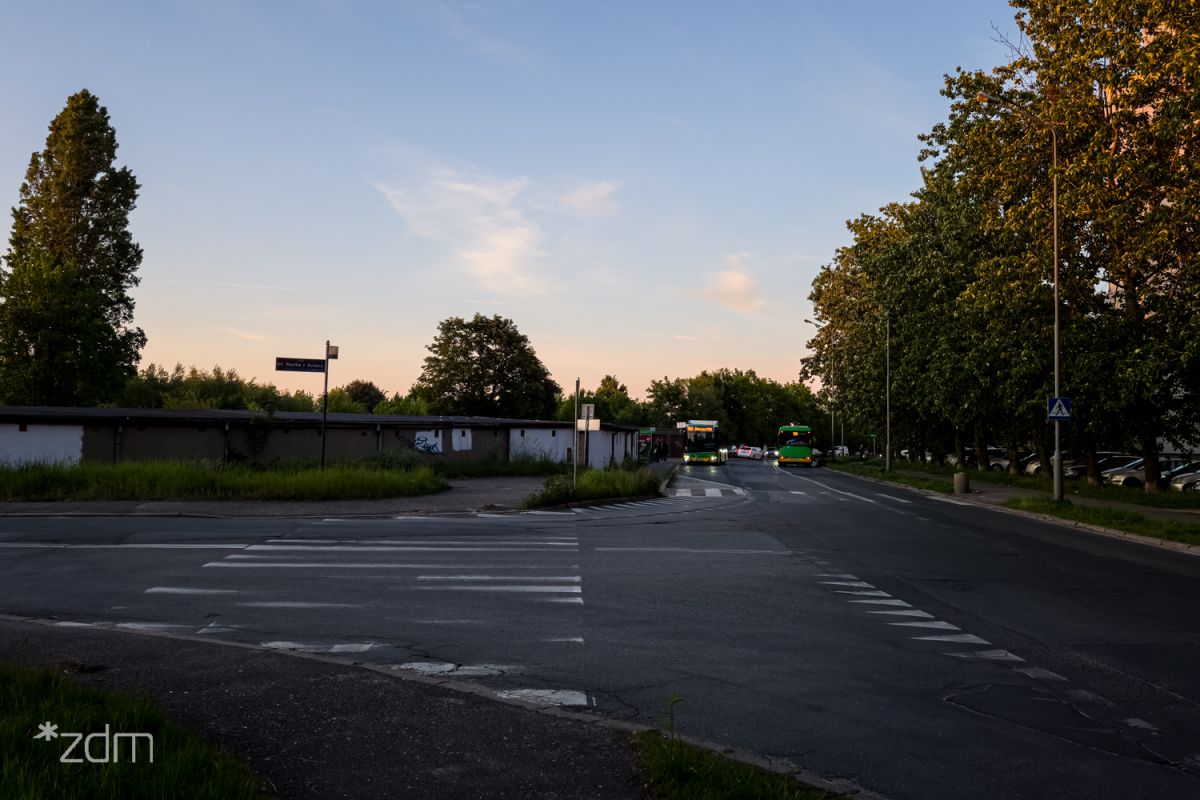 Skrzyżowanie asfaltowych dróg w kształacie litery T z dwoma przejściami dla pieszych