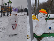 Śnieg sprzyja wyobraźni. Mieszkańcy tworzą zimowe symbole w przestrzeni publicznej