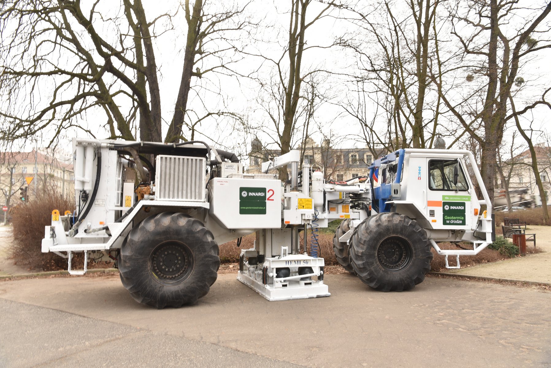 Specjalistyczna ciężarówka do badania sejsmiki, stoi przed drzewami