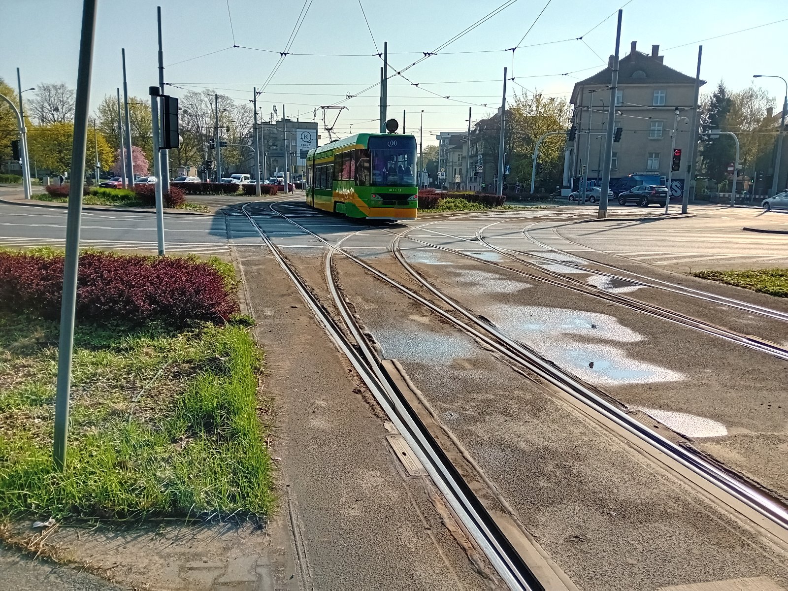 Tramwaj jedzie przez Rondo Jana Nowaka Jeziorańskiego