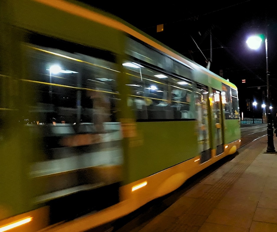 tramwaj na ulicy w porze nocnej, zdjęcie zamazane - grafika artykułu