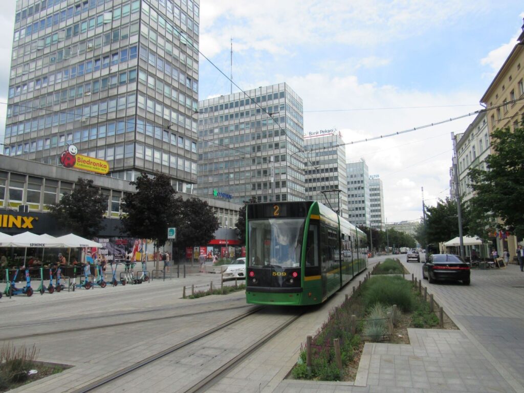 Tramwaj nr 2 na ul. Święty Marcin, w tle wieżowce