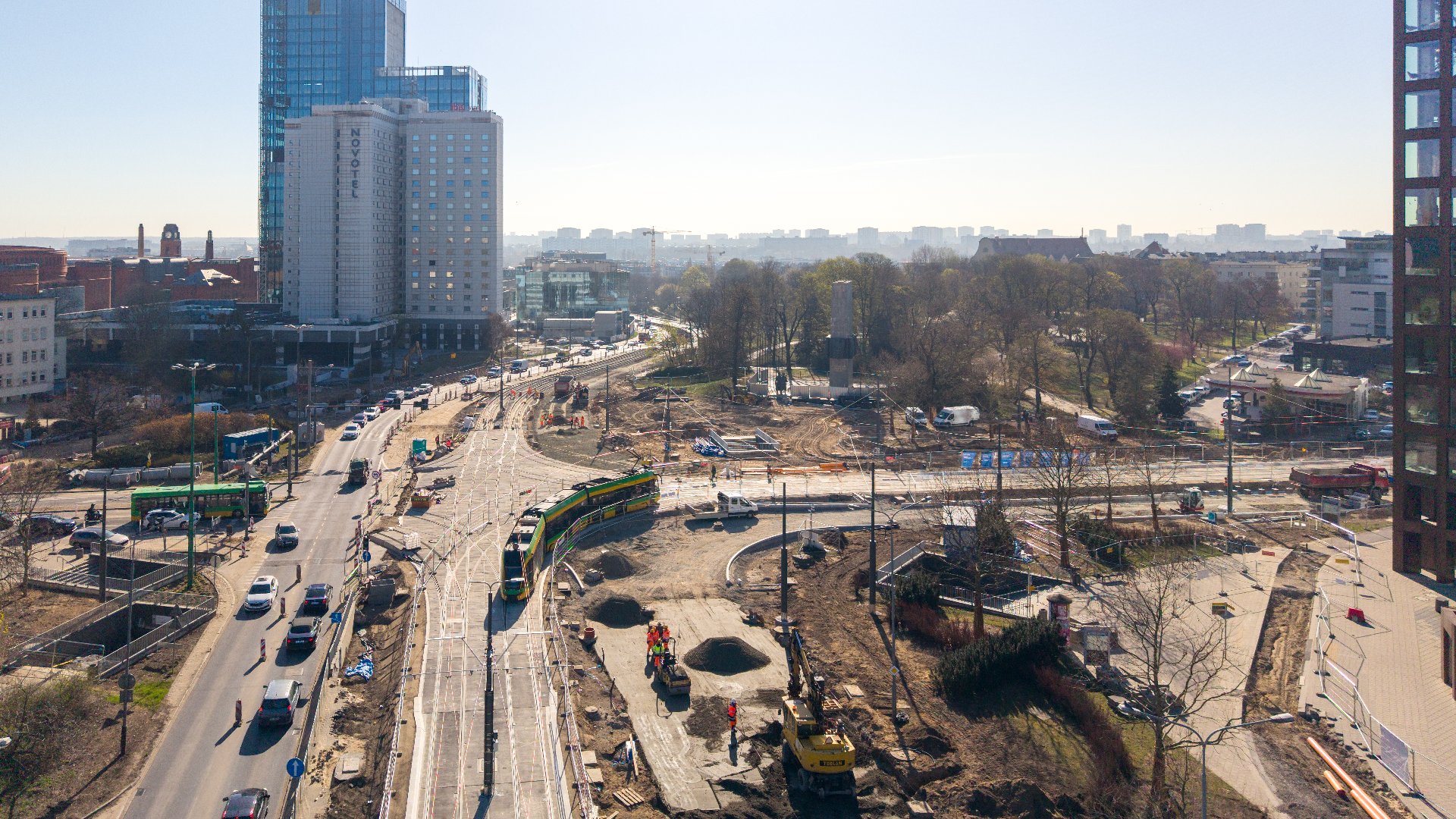 Tramwaj skęcający z ul. Matyi w ul. Wierzbięcice
