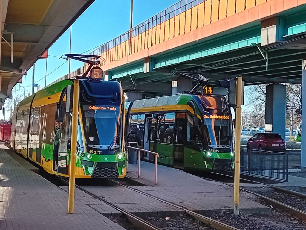 Tramwaje linii nr 5 i 15 stojące na pętli na Górczynie