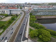 Układanie nawierzchni na nowej drodze rowerowej