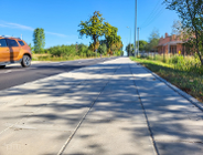 Ul. Morasko z nowym chodnikiem i wymienioną nawierzchnią jezdni
