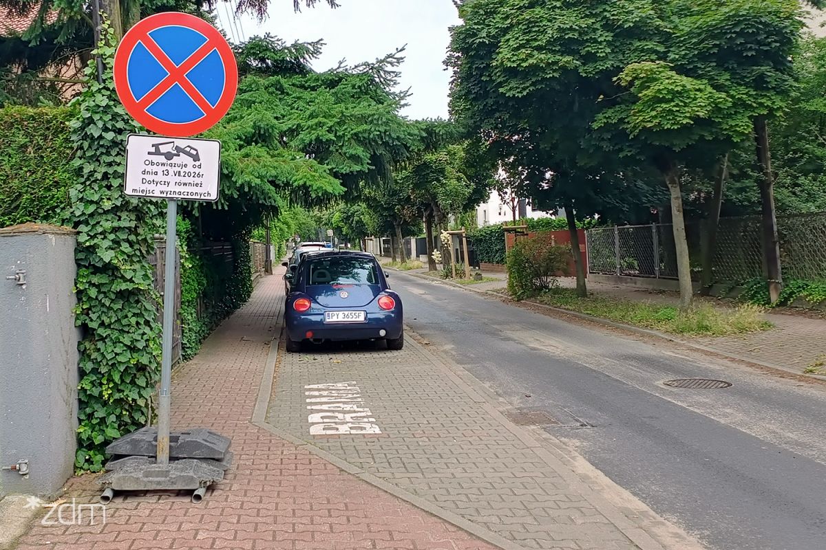 Ulica Cienista i znak informujący o zmianie organizacji ruchu