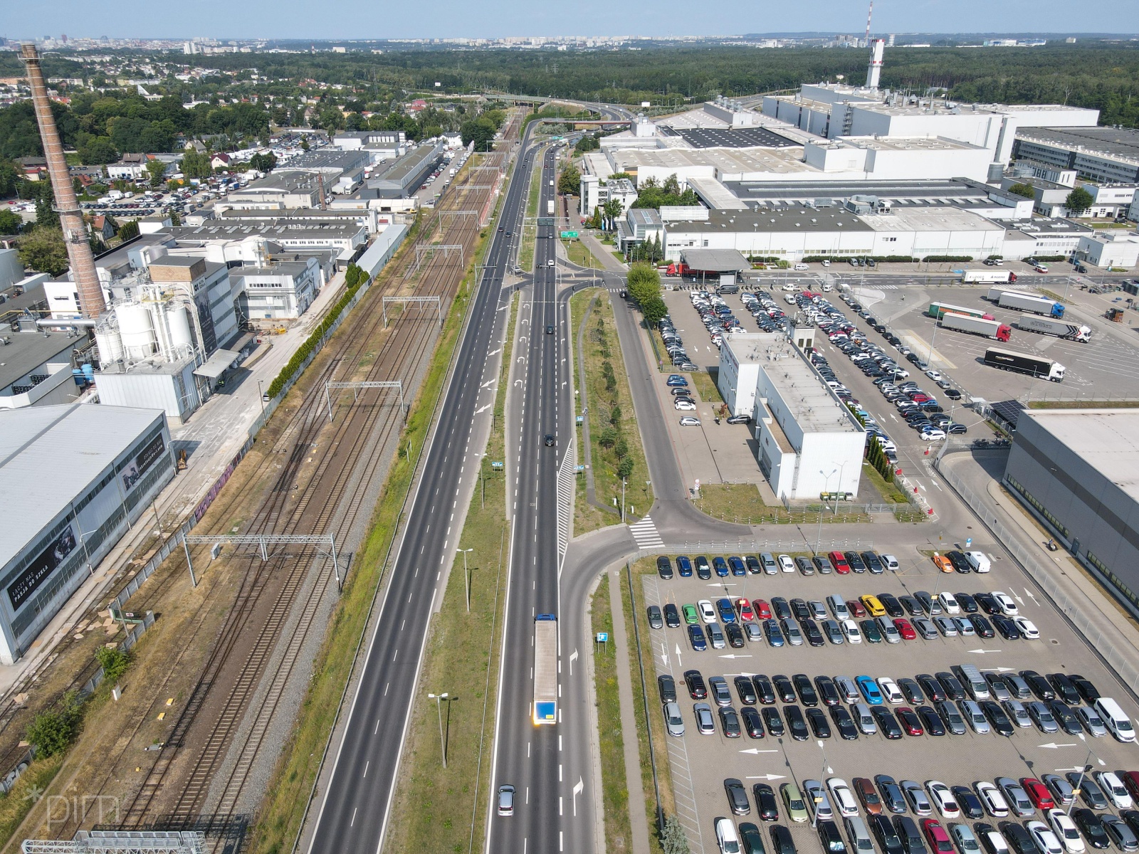 Ulica Warszawska. Po prawej stronie budynki Volkswagena