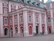 Urząd w pelargoniach?