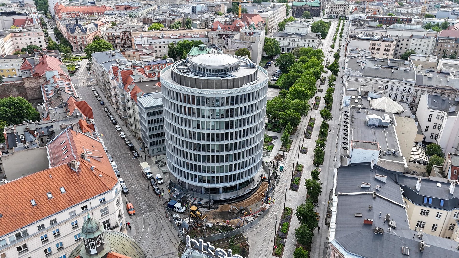 Widok na Okrąglak i okoliczne ulice oraz powstający łuk tramwajowy