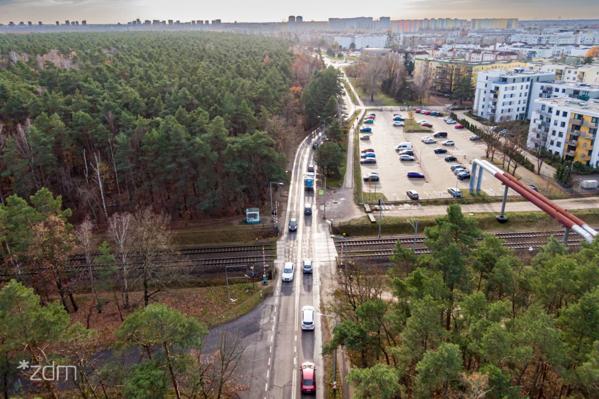 Widok zdrona na ul. Umultowską i przejazd kolejowy