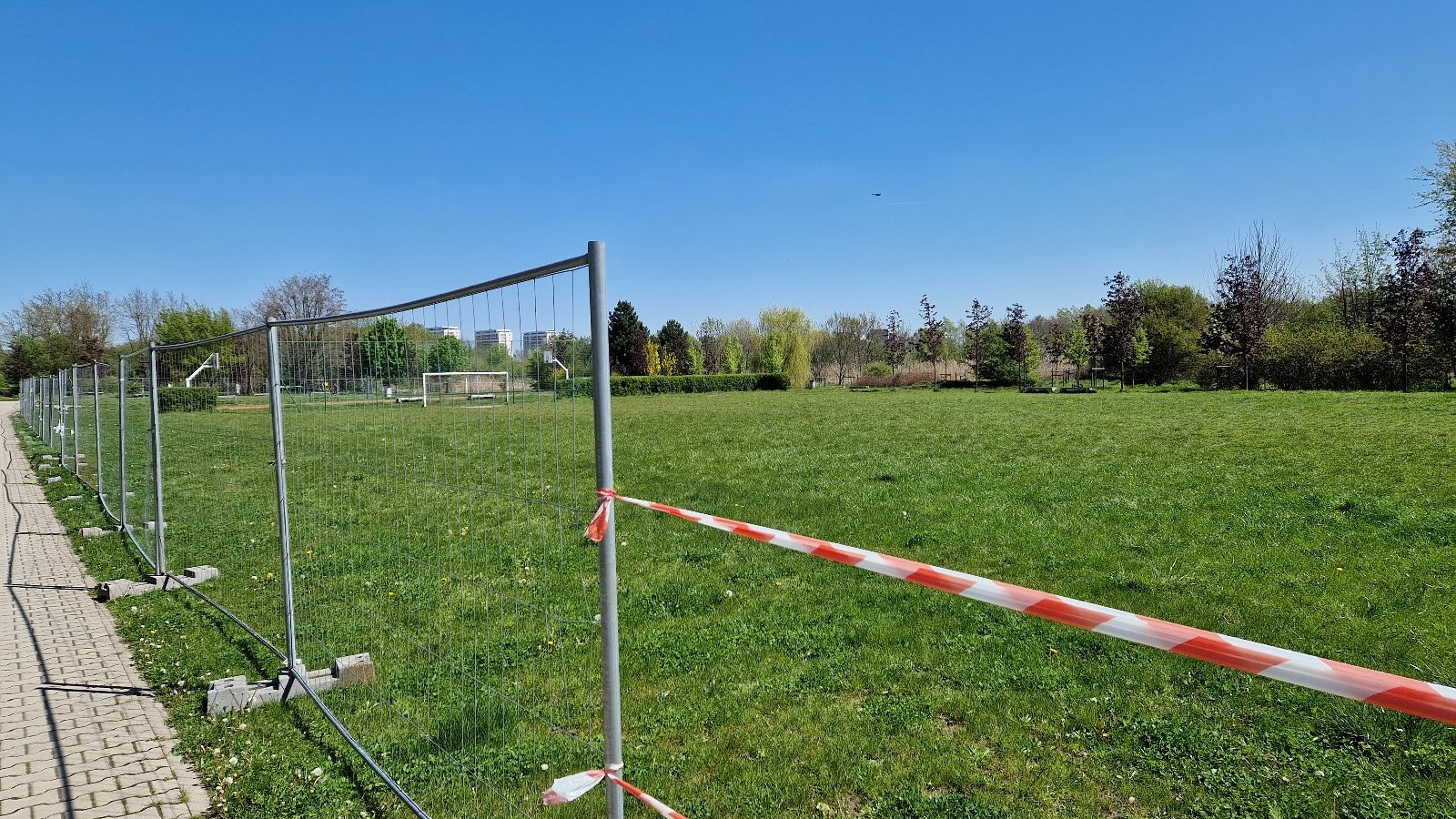 Zarząd Zieleni Miejskiej rozpoczął prace związane z remontem boisk przy ul. Korfantego w Poznaniu.