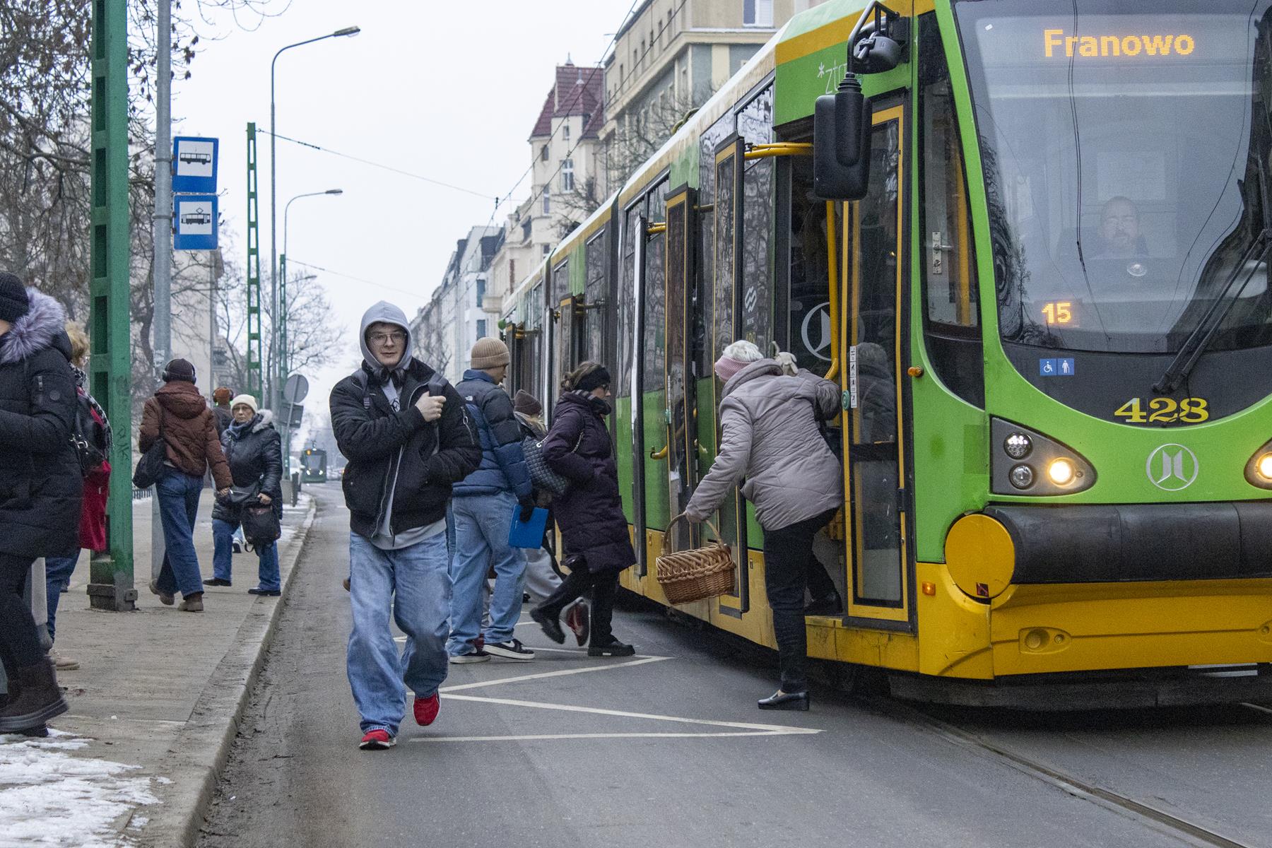Zdjęcie osób wysiadających i wsiadających do tramwaju przy ul. 28 Czerwca 1956 r.