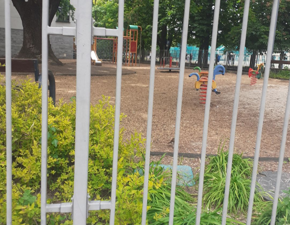 Zdjęcie przedstawia ogrodzenie plac zabaw przy skryżowaniu ulic Garczyńskiego i Prądzyńskiego na Wildzie