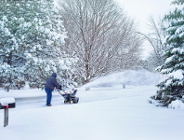 Zimą również trzeba utrzymywać porządek na terenie nieruchomości