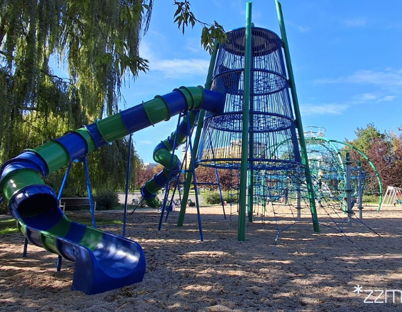 Zjeżdżalnie z wieżą widokową na placu zabaw w Parku Kasserna w Poznaniu