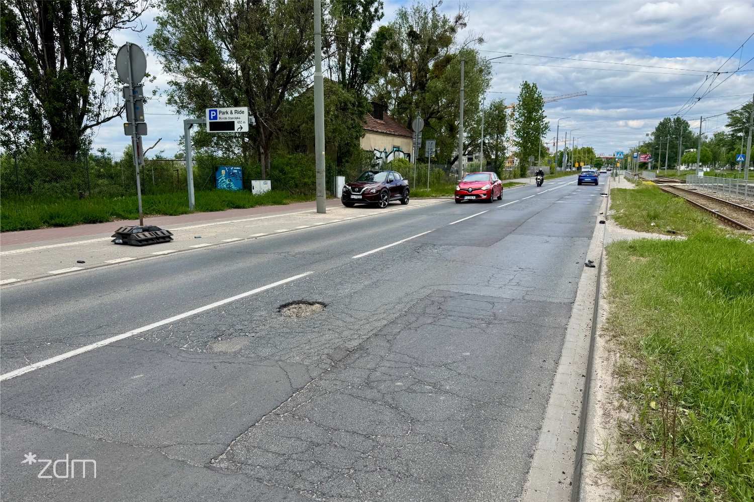 Zniszczona asfaltowa nawierzchnia ul. Starołęckiej