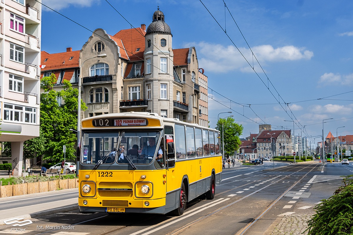 Żółty autobus DAF na ul. Zwierzynieckiej - w tle kamienice i rejon ronda Kaponiera, na tle błekitnego nieba trakcja tramwajowa
